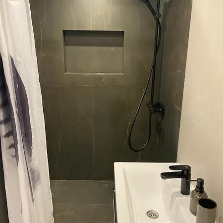 In The Centre, Free Parking 派尔努